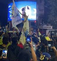 moment gubernur jawa barat ikut merayakan juara nya perib bandung di liga 1 2025