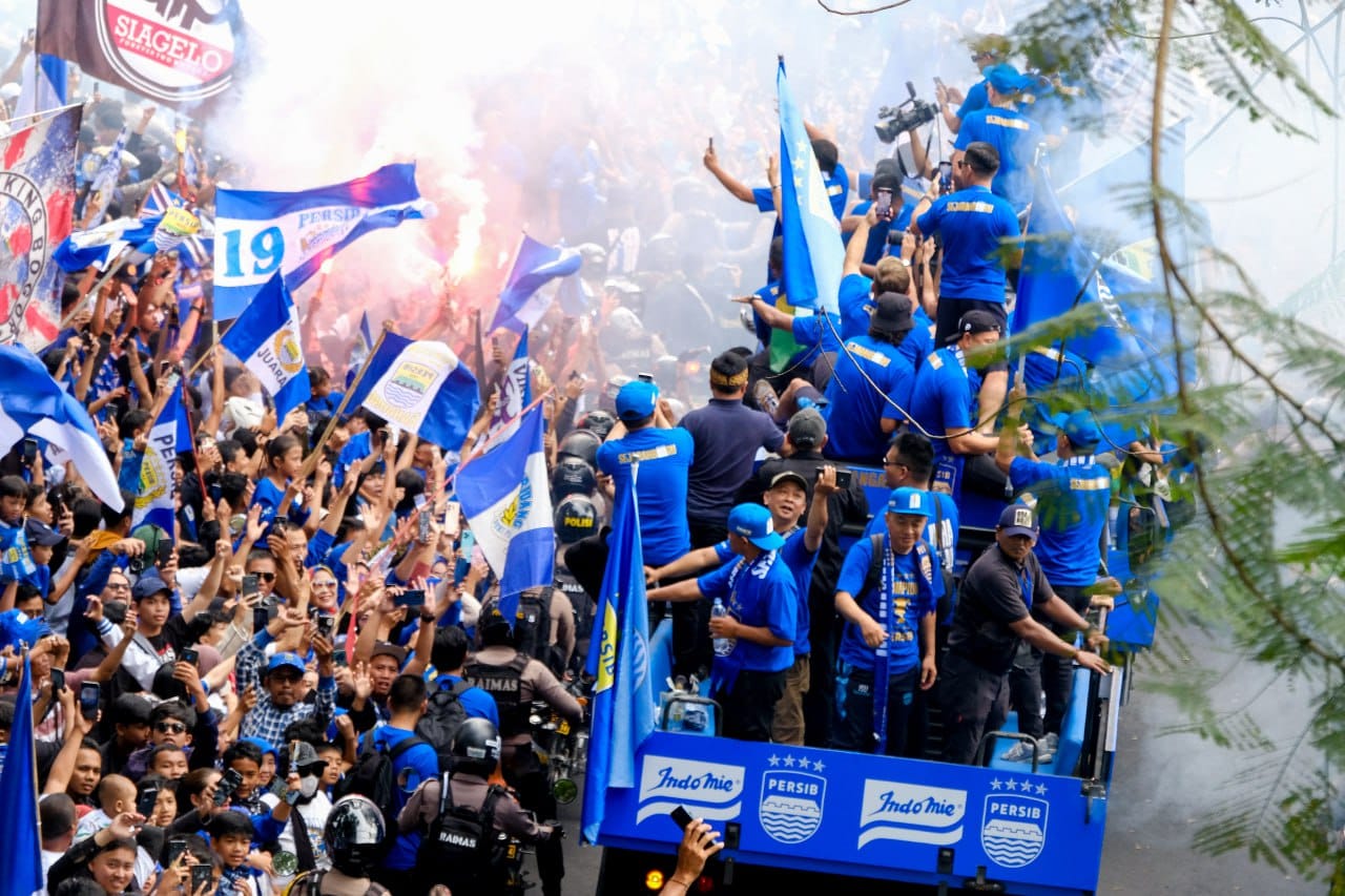 Meriah! Konvoi Juara Persib Bandung dari Balai Kota ke Gedung Sate