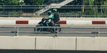 Ilustrasi pengendara ojek online atau ojol. (Unsplash.com/MarcelArdivan)
