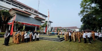 Kadisdik Jabar, Purwanto menjadi pembina apel pagi, Senin (25/8/2025).