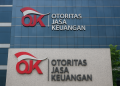 Gedung Otoritas Jasa Keuangan (OJK) dengan logo merah putih di fasad depan